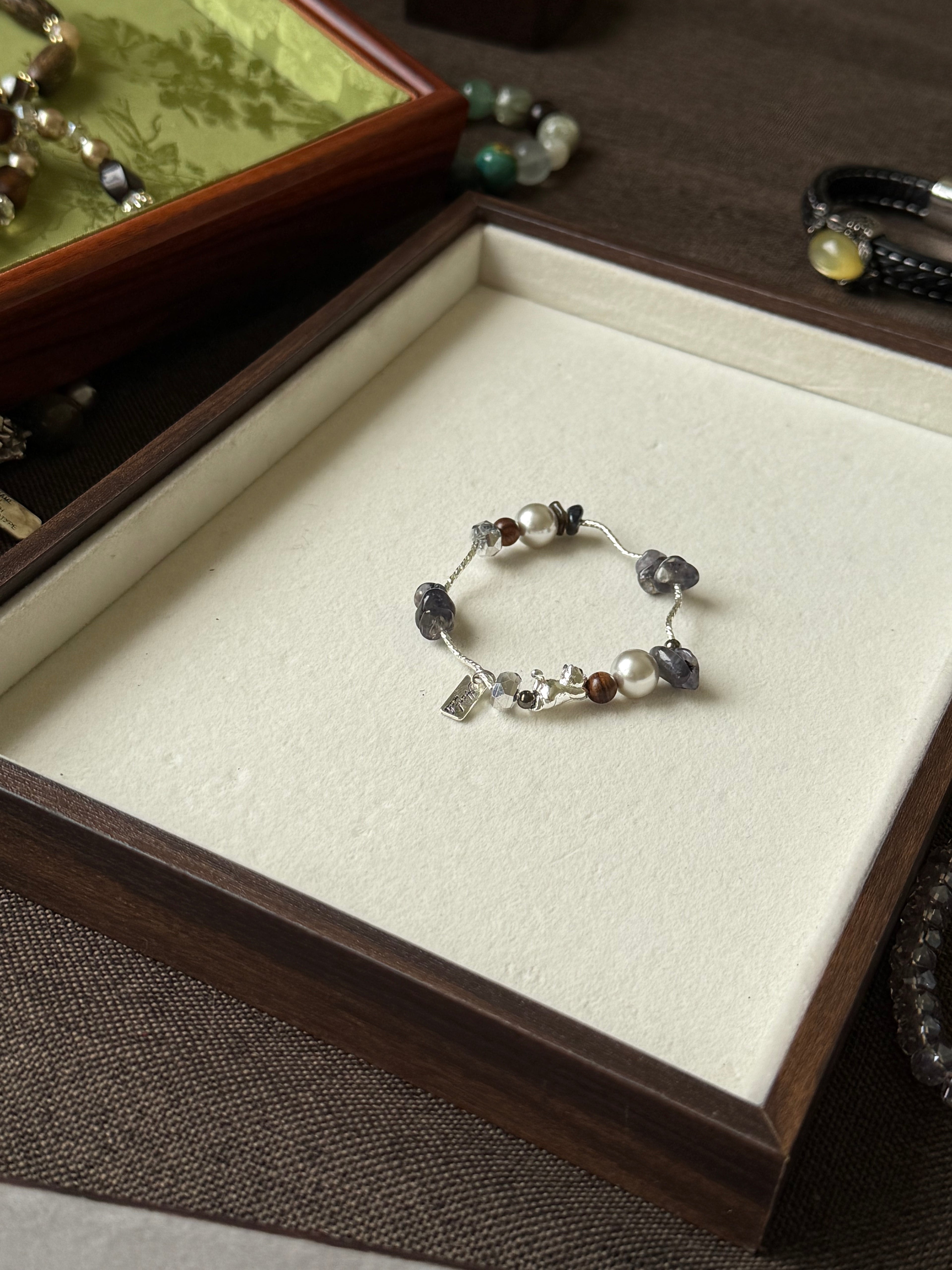 Iolite & Shell Pearl Stretchy Bracelet – Cat Charm